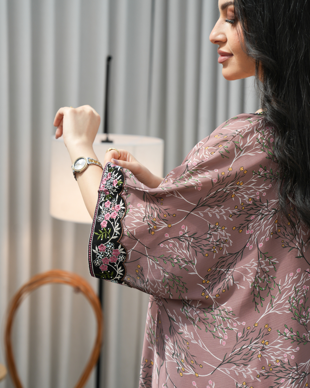 4384 - جلابية ذوق راقٍ بإطلالة محتشمة