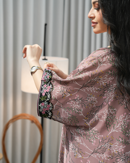 4384 - جلابية ذوق راقٍ بإطلالة محتشمة