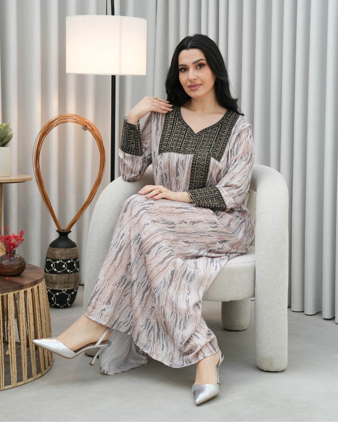 4425 - جلابية ذوق راقٍ بإطلالة محتشمة