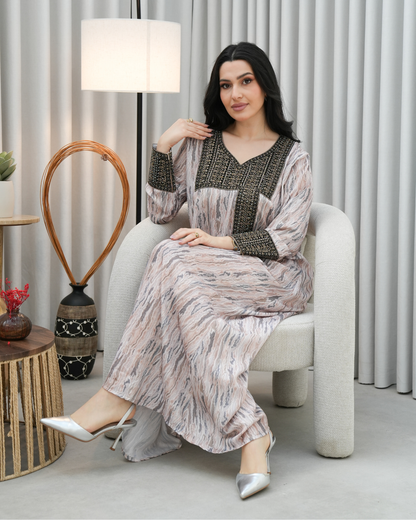 4425 - جلابية ذوق راقٍ بإطلالة محتشمة