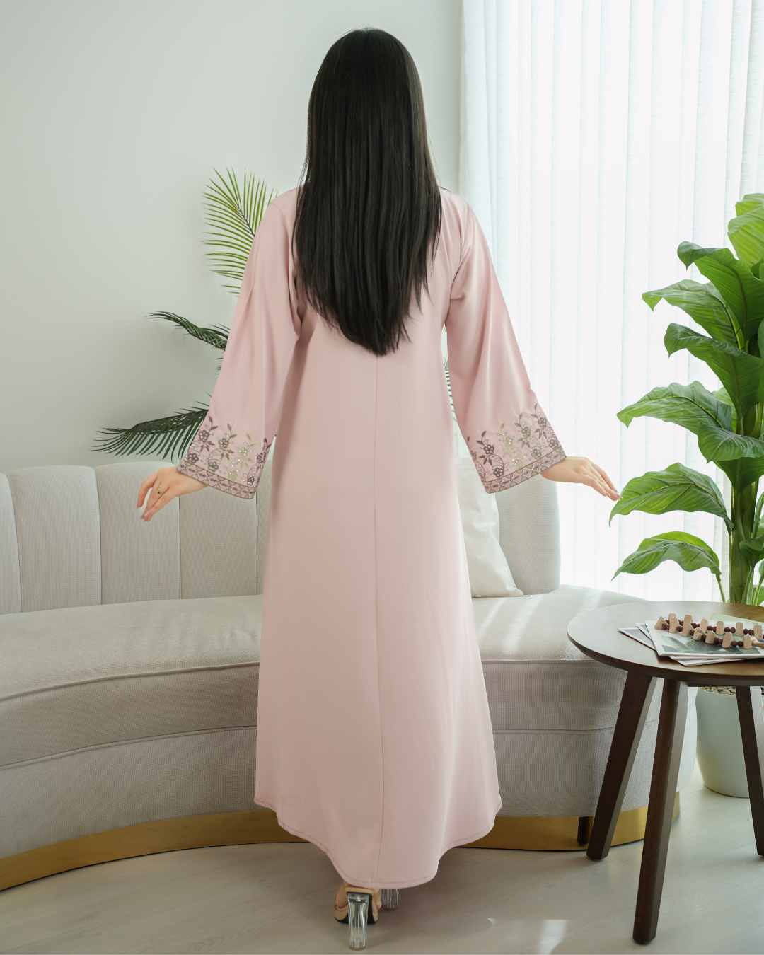 4575 - جلابية ذوق راقٍ بإطلالة محتشمة