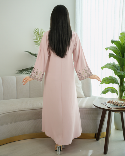 4575 - جلابية ذوق راقٍ بإطلالة محتشمة