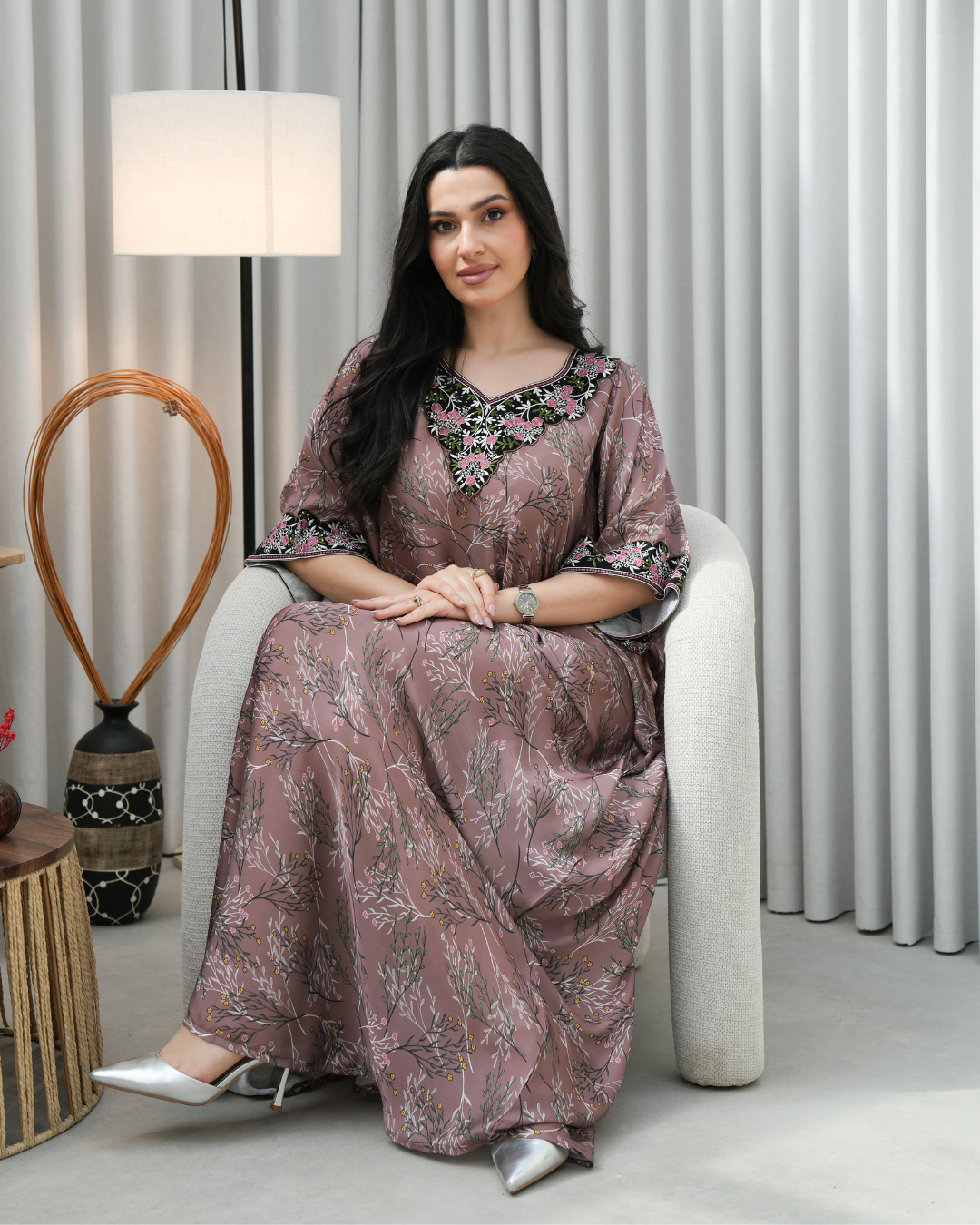 4384 - جلابية ذوق راقٍ بإطلالة محتشمة