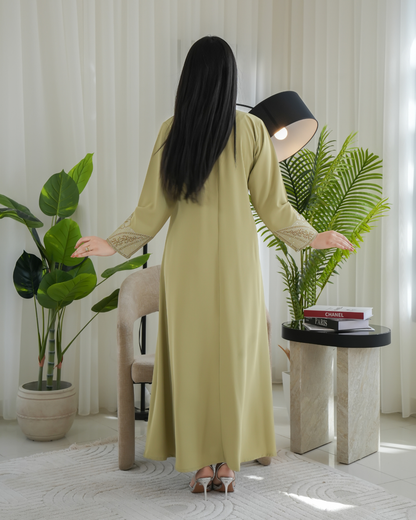 4664 - جلابية ذوق راقٍ بإطلالة محتشمة